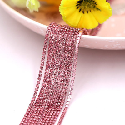 Стразовая цепочка (цвет светло-розовый, светло-розовые кристаллы, 3.0 мм, 10 см в упаковке)