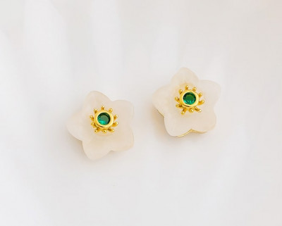 Бусины фигурные (белый цветок) со вставкой зеленый страз (цвет металла золотой) - 2 шт. в уп.